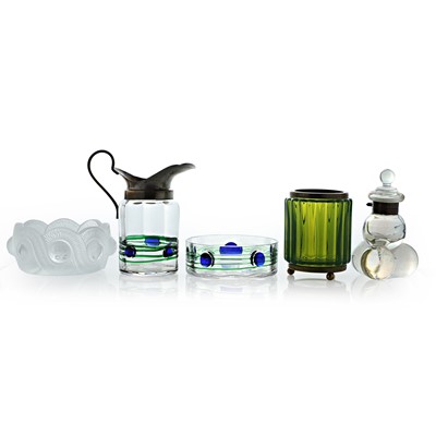 Lot 151 - A collection of five glass items