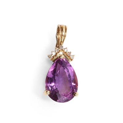 Lot 103 - An amethyst and diamond pendant