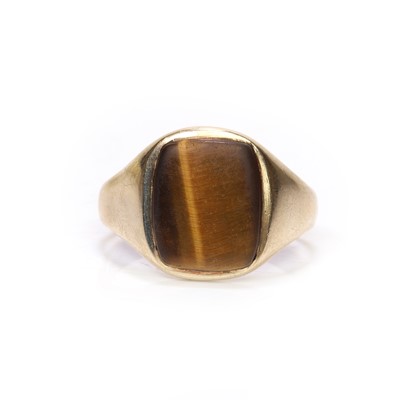 Lot 393 - A 9ct gold tiger's eye signet ring