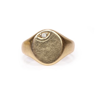Lot 392 - An 18ct gold signet ring