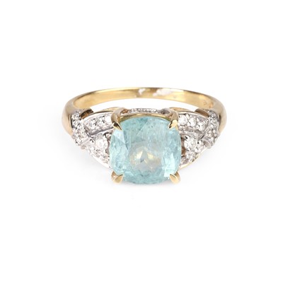 Lot 86 - An 18ct gold tourmaline and diamond ring