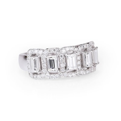 Lot 104 - An 18ct white gold half eternity diamond ring
