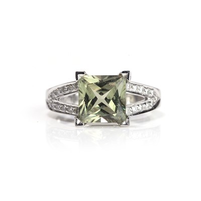 Lot 66 - An 18ct white gold sphene and diamond ring