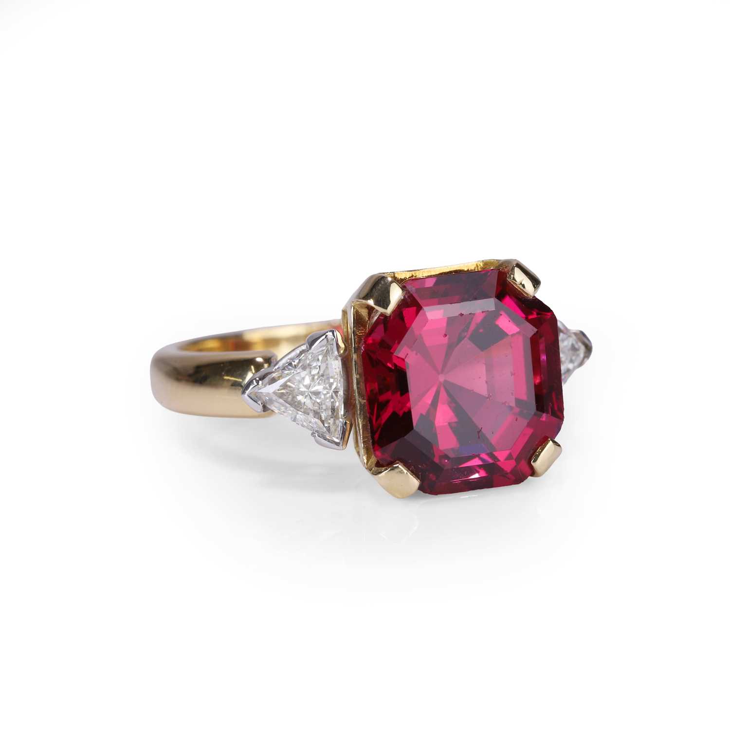 Lot 183 - An 18ct gold spinel and diamond ring