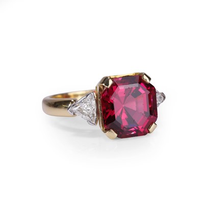 Lot 183 - An 18ct gold spinel and diamond ring