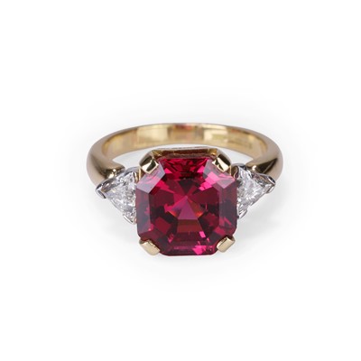 Lot 183 - An 18ct gold spinel and diamond ring