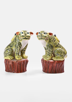 Lot 325 - A pair of Japanese Kakiemon-type okimono