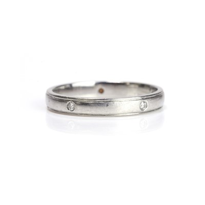 Lot 119 - A diamond set wedding ring