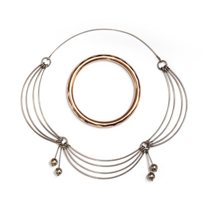 Lot 214 - A 9ct rose gold hollow bangle and white metal necklace
