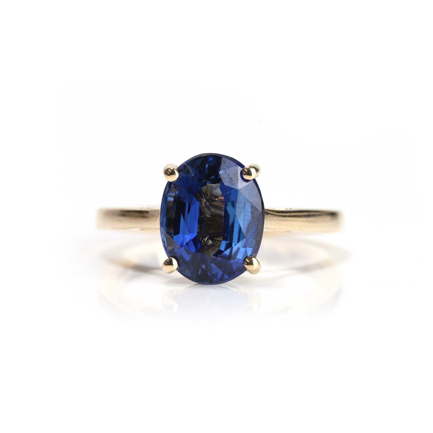 Lot 81 - An 18ct gold kyanite single stone ring