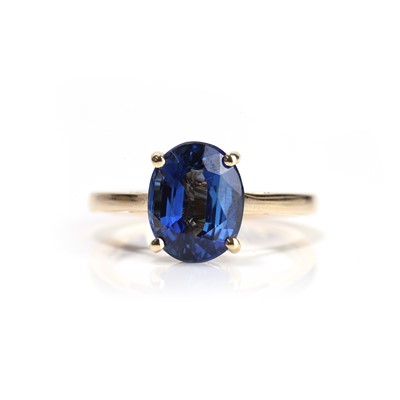 Lot 81 - An 18ct gold kyanite single stone ring