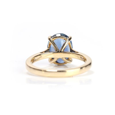 Lot 81 - An 18ct gold kyanite single stone ring