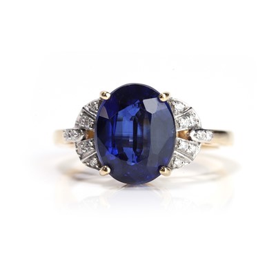 Lot 83 - An 18ct gold kyanite and diamond ring