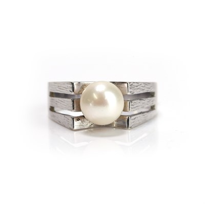 Lot 185 - A cultured pearl ring