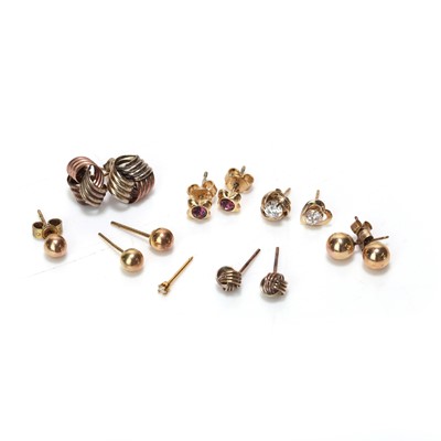 Lot 329 - An assortment of stud earrings
