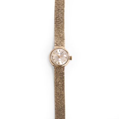 Lot 437 - A 9ct gold Accurist mechanical bracelet watch
