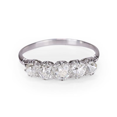 Lot 27 - A diamond five stone ring