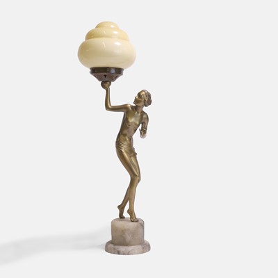 Lot 483 - A figurative Art Deco table lamp