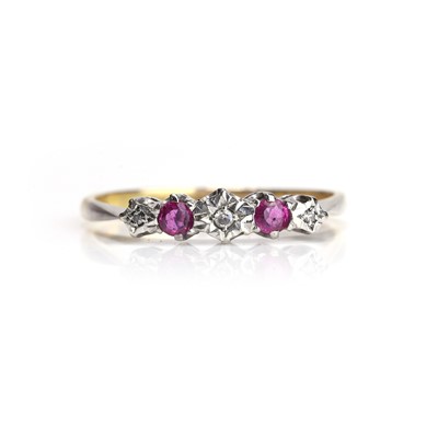 Lot 111 - A ruby and diamond five stone ring