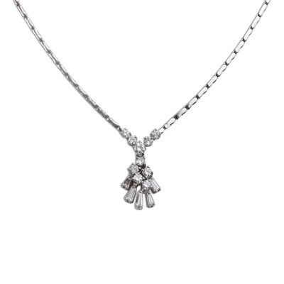 Lot 143 - A diamond pendant necklace