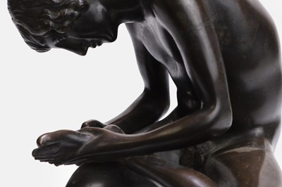 Lot 48 - A patinated bronze figure of the Spinario