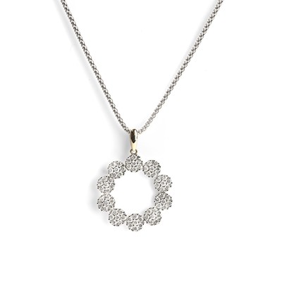 Lot 91 - A diamond cluster pendant necklace