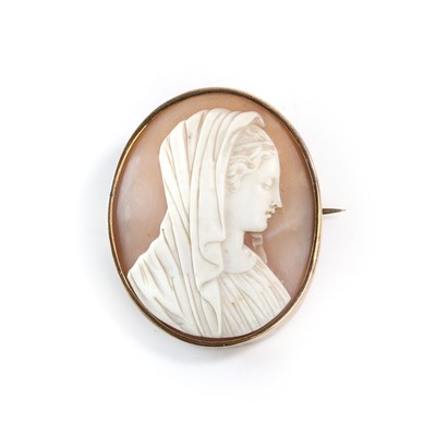 Lot 14 - A shell cameo brooch