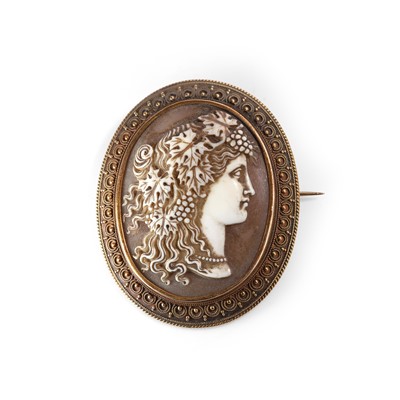 Lot 4 - A Victorian shell cameo brooch