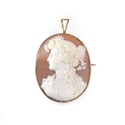 Lot 13 - A gold shell cameo brooch