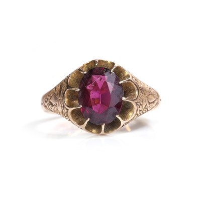 Lot 384 - A 9ct gold garnet ring