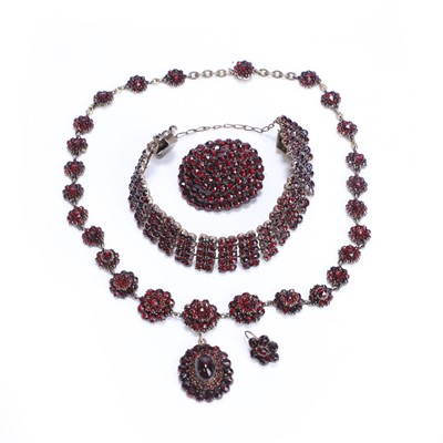 Lot 254 - A collection of Bohemian garnet jewellery
