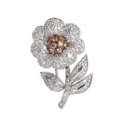 Lot 159 - A diamond and pink diamond brooch