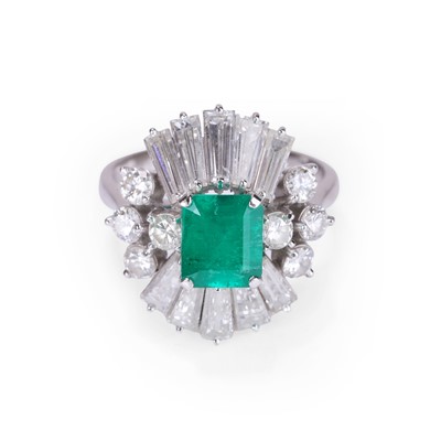 Lot 120 - An emerald and diamond ring
