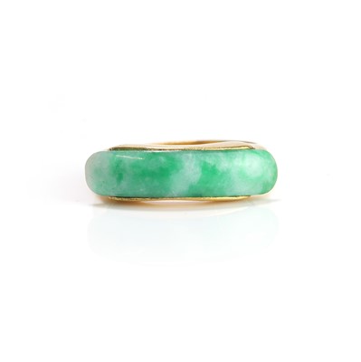 Lot 151 - A curved bar shaped jade ring