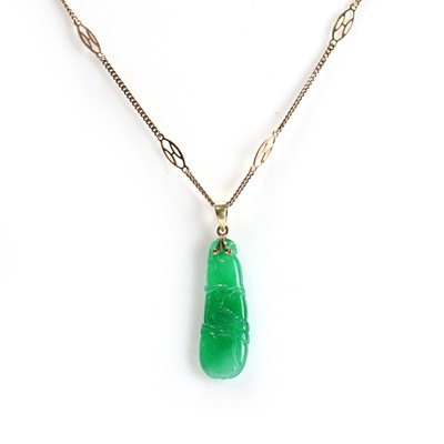 Lot 152 - A carved jade pendant necklace