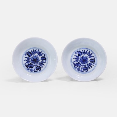 Lot 54 - A pair of Chinese blue and white saucers