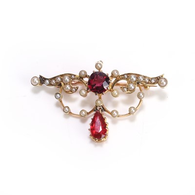 Lot 25 - An Edwardian garnet and split pearl brooch