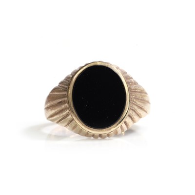 Lot 389 - A 9ct gold onyx signet ring