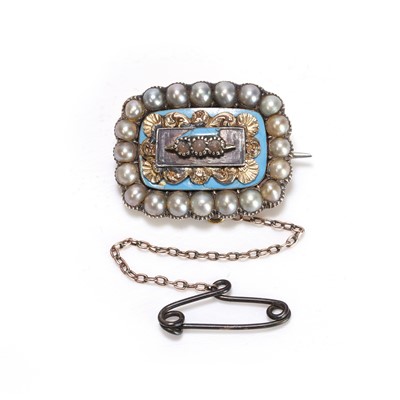 Lot 3 - A Georgian mourning brooch