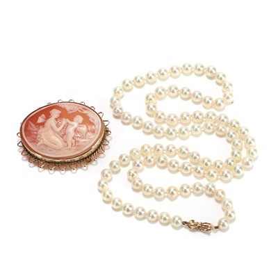 Lot 220 - A 9ct gold shell cameo brooch and a uniform single row cultured pearl necklace
