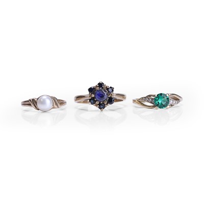 Lot 226 - A group of three 9ct gold rings