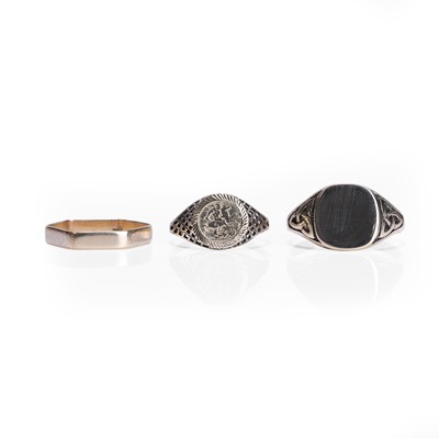 Lot 229 - A group of three 9ct gold rings