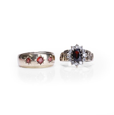 Lot 206 - Two 9ct gold rings