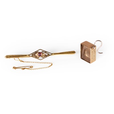 Lot 275 - An amethyst and seed pearl bar brooch and a 9ct gold single charm earring