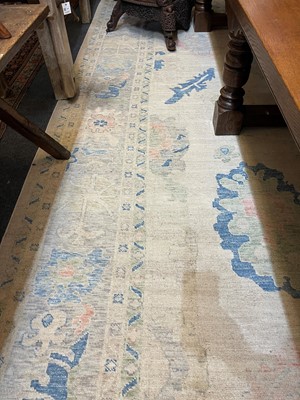Lot 89 - An Oushak wool carpet