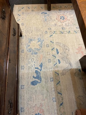 Lot 89 - An Oushak wool carpet