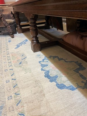 Lot 89 - An Oushak wool carpet