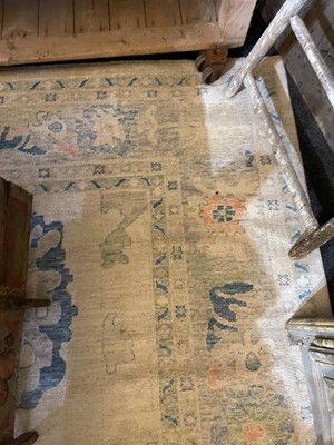 Lot 89 - An Oushak wool carpet