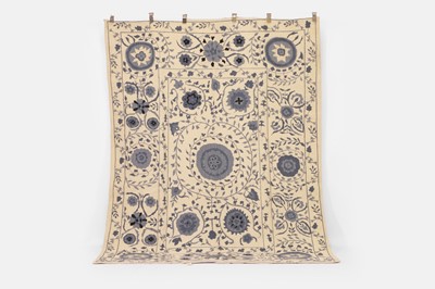 Lot 604 - A suzani-inspired flat-weave wool rug