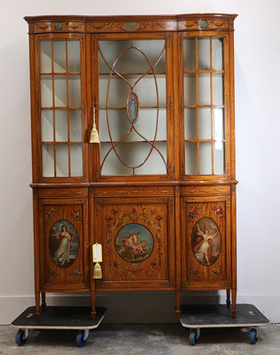Lot 532 - An Edwardian satinwood and painted Sheraton Revival display cabinet